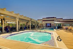 圣达菲圣达菲德鲁酒店的一座带庭院的建筑中的大型游泳池
