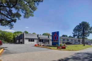 北小石城Motel 6 North Little Rock, AR-JFK Blvd的前面有护卫标志的建筑