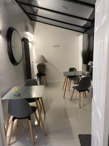 基德灵顿Oxford Studios的配有桌椅和镜子的房间