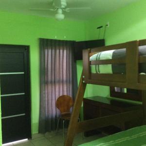 瓦哈卡市Casa LEONOR的一间卧室配有双层床和椅子