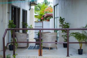 南迪Yaubula Accommodation的阳台配有桌椅和植物