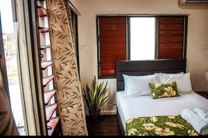 南迪Yaubula Accommodation的一间卧室设有一张床和一个窗口