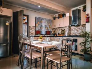 南迪Yaubula Accommodation的厨房里设有1间带桌椅的用餐室