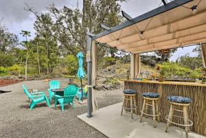 夏威夷欧申维尤The Art Garden- Hibiscus Guesthouse的一个带桌椅的庭院和一间酒吧