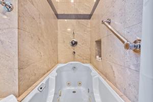 圣地亚哥Beach Baller Bungalow的带淋浴的浴室配有白色浴缸。