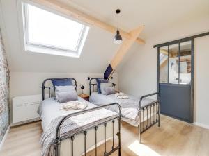 布雷Luxurious 5-star house in Limburg with jacuzzi, a paradise for families的带窗户的客房内的两张床