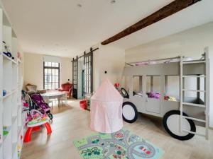 布雷Luxurious 5-star house in Limburg with jacuzzi, a paradise for families的带双层床的卧室
