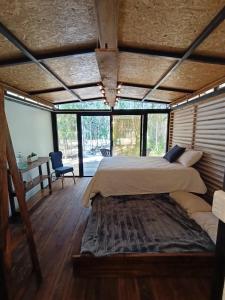 图卢姆Zil-Kaab Hidden Glamping Village的一间带一张大床的卧室,位于带窗户的房间内