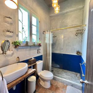 XikouMIRAMONTI House 賣房間更賣生活的带淋浴、卫生间和盥洗盆的浴室