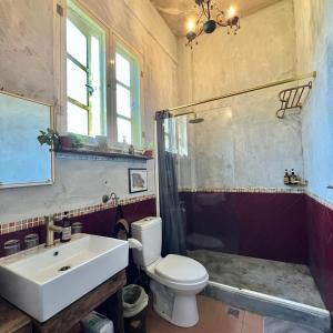 XikouMIRAMONTI House 賣房間更賣生活的一间带水槽、卫生间和淋浴的浴室