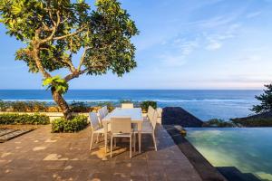 努沙杜瓦Cliff front luxury Olala Nusadua Beach的一间带桌椅的海景用餐室