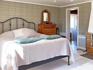 玛丽斯塔德Holiday home MARIESTAD X的一间卧室配有一张床、梳妆台和镜子