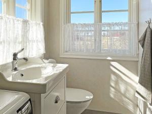 玛丽斯塔德Holiday home MARIESTAD X的一间带水槽和卫生间的浴室以及窗户。
