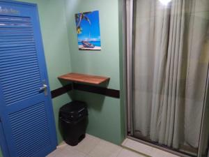 圣安娜La Martiniquaise的带淋浴的浴室和蓝色门