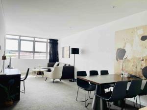 悉尼Sydney Executive Apartment 3beds2baths parking Chatswood的客厅配有桌椅