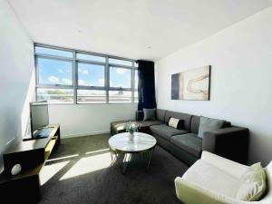 悉尼Sydney Executive Apartment 3beds2baths parking Chatswood的客厅配有沙发和桌子