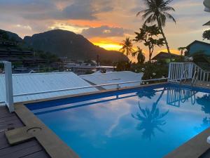皮皮岛上坡村舍酒店的一座享有日落美景的游泳池