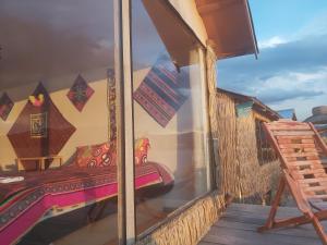 普诺Titicaca Utama Lodge Perú的阳台上床的窗户