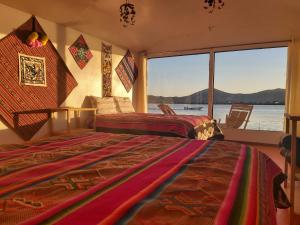 普诺Titicaca Utama Lodge Perú的水景客房 - 带两张床