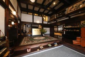 高山Iroriyado Hidaya的大房间,地板上铺有地毯,配有桌子