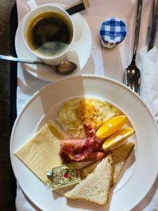 Mazaalai Hotel的鸡蛋、烤面包和咖啡等食物