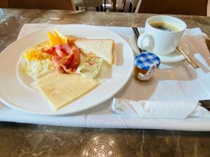 Mazaalai Hotel的夹三明治和咖啡的白盘