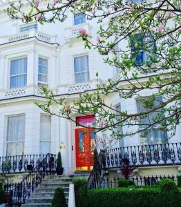 伦敦蓝铃酒店的白色的建筑,有红色的门