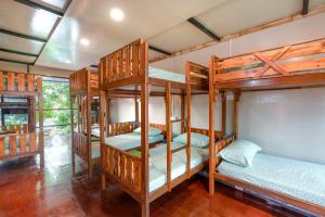 珍南海滩Bunga Hostel的房屋内带4张双层床的房间