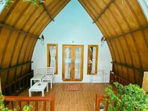 吉利特拉旺安Uki village的客厅设有椅子和木制天花板