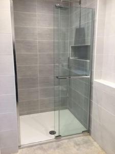 LostockChurstonBnB, private flat within family home, Bolton的浴室里设有玻璃门淋浴