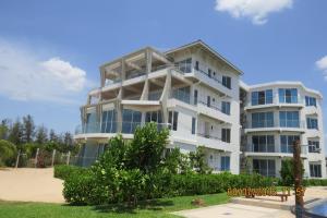 亭可马里Luxury Penthouse, Nilaveli的海滩上一座白色的大公寓楼