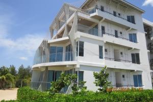 亭可马里Luxury Penthouse, Nilaveli的海滩上带阳台的白色建筑