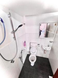 马六甲Just Stay Inn Guest House的带淋浴、卫生间和盥洗盆的浴室