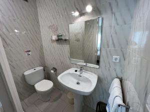 桑特费柳德吉克索尔斯Hostal Zurich的白色的浴室设有卫生间和水槽。