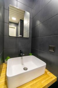 拉克韦雷Apartments24 Laada 4的浴室设有白色水槽和镜子