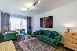 拉克韦雷Apartments24 Laada 4的客厅配有绿色沙发和桌子