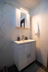 萨拉米斯Oceanus Summer House的浴室设有白色水槽和镜子