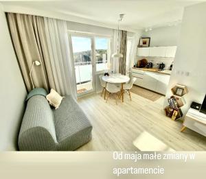格丁尼亚Apartament Horizon的带沙发和桌子的客厅以及厨房。
