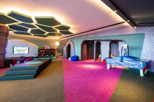 迪拜W Dubai - The Palm的儿童游戏室,配有粉红色地毯和滑梯