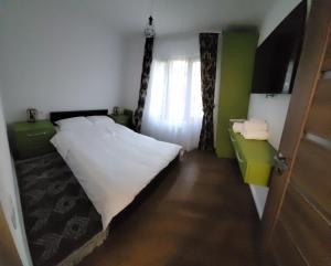 SeleuşRacosim Residentials的卧室配有白色的床和窗户。