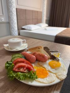 塔拉兹Sapphire hotels的包括鸡蛋香肠和烤面包的早餐食品