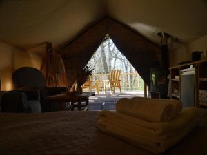 迪克里Mežurgu teltis的帐篷内的一个床位房间