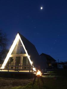 皮利佩齐Soul House的夜晚有屋顶照明的房子