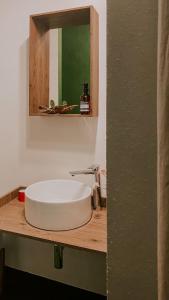莫尔费塔#StarsBoxtragliulivi的木制柜台上的白色水槽和镜子