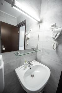 朱庇特Casa Amur的浴室设有白色水槽和镜子