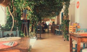 伊斯费古耶拉尔海滩Hostal Esfigueral的墙上有一堆植物的餐厅