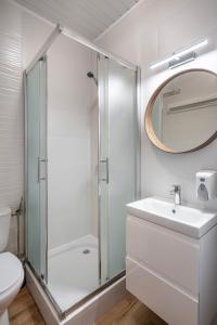 韦巴莱赫度假Spa度假村的带淋浴、盥洗盆和镜子的浴室
