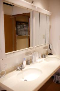 由布市湯布院我楽珍民泊Yufuin Garakuchin的浴室设有白色水槽和镜子