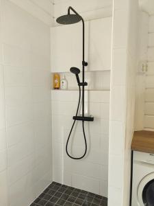 耶姆赛VillaTorppa的浴室内配有淋浴和头顶淋浴