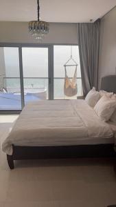 吉达Damac Al Jawharah Tower Apartments的美景卧室内的一张带吊床的床